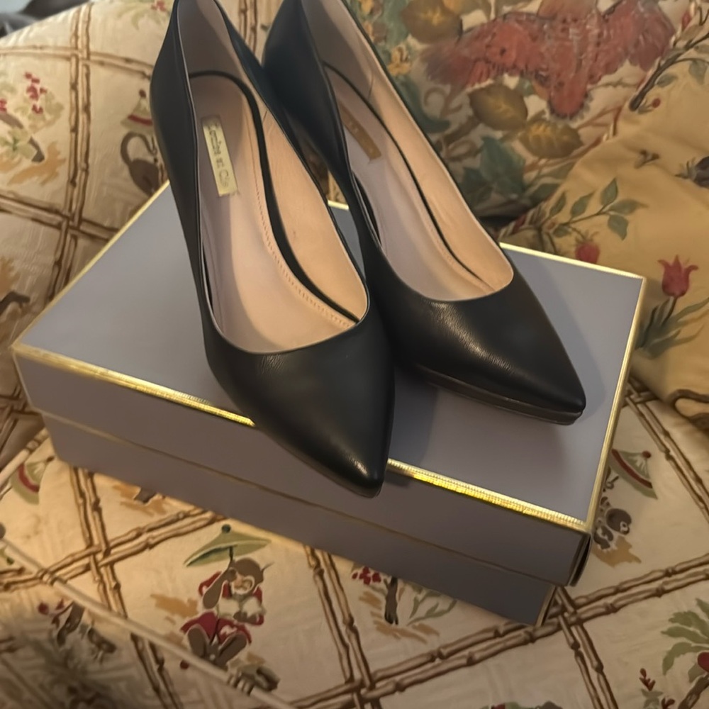Well-made, black leather pumps very comfortable